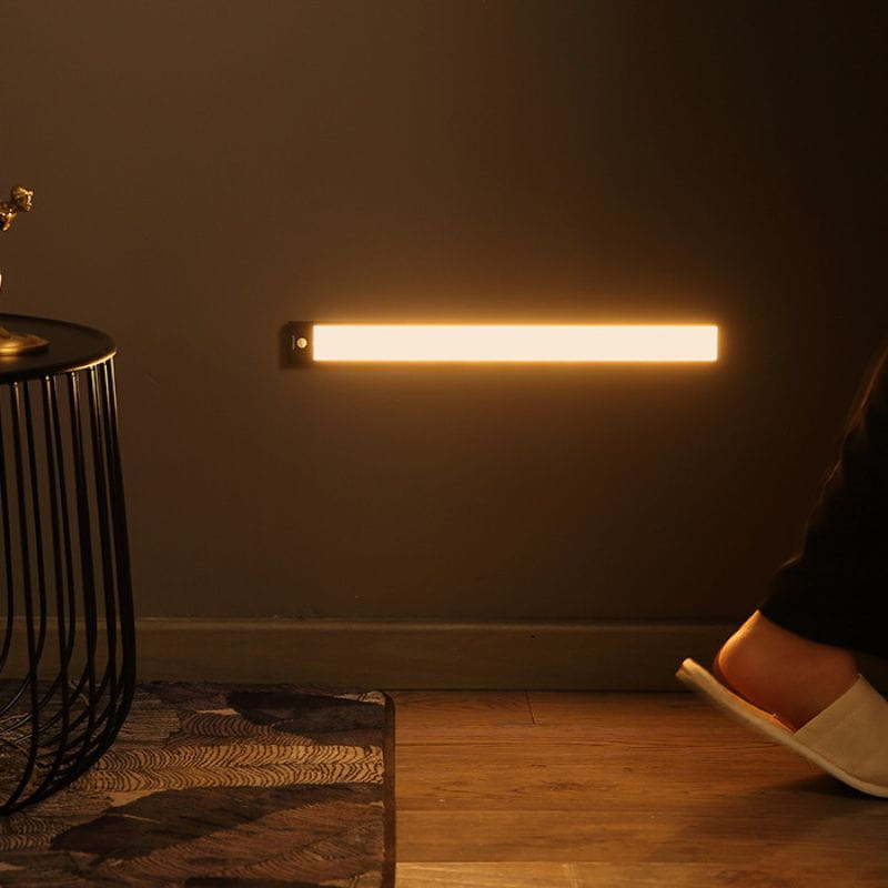 Yeelight Closet Sensor Light 40cm - negro 4000 K, imagen en el pasillo
