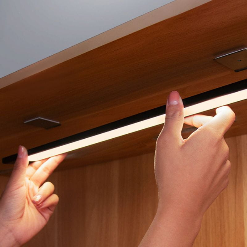 Yeelight Closet Sensor Light 40cm - negro 4000 K, imagen de la colocación