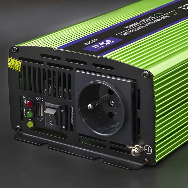 Qoltec Monolith 600 W vert avec prise Schuko, interrupteur, voyants LED et ports de ventilation; boîtier aluminium nervuré robuste, adaptateur onduleur