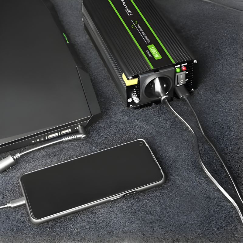 Qoltec Monolith Auto 1200 W negro, inversor compacto con salidas AC y USB, carcasa acanalada, indicador LED y ventilación lateral para uso en coche