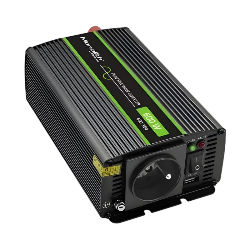 Qoltec Monolith Auto 600 W adaptador e inversor: carcasa negra con aletas, franja verde, enchufe Schuko frontal, interruptor y LEDs Power y Fault