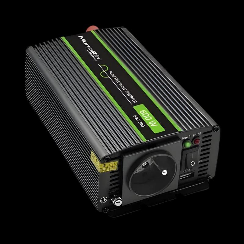 Qoltec Monolith Auto 600 W adaptador e inversor: carcasa negra con aletas, franja verde, enchufe Schuko frontal, interruptor y LEDs Power y Fault