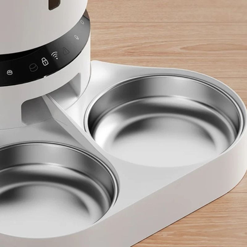 Base del comedero automático con dos cuencos de acero inoxidable, bandeja blanca y panel táctil con iconos de wifi y control en la parte frontal