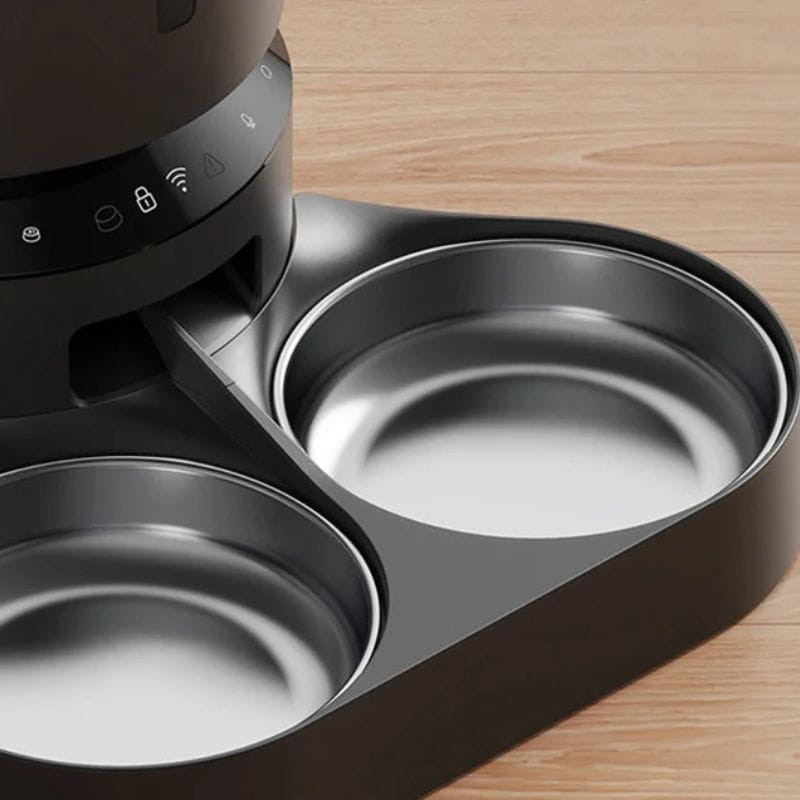 Doble cuenco metálico en base negra del Petlibro Granary, flujo de comida central y panel con iconos de wifi y temporizador, acabado moderno y fácil de