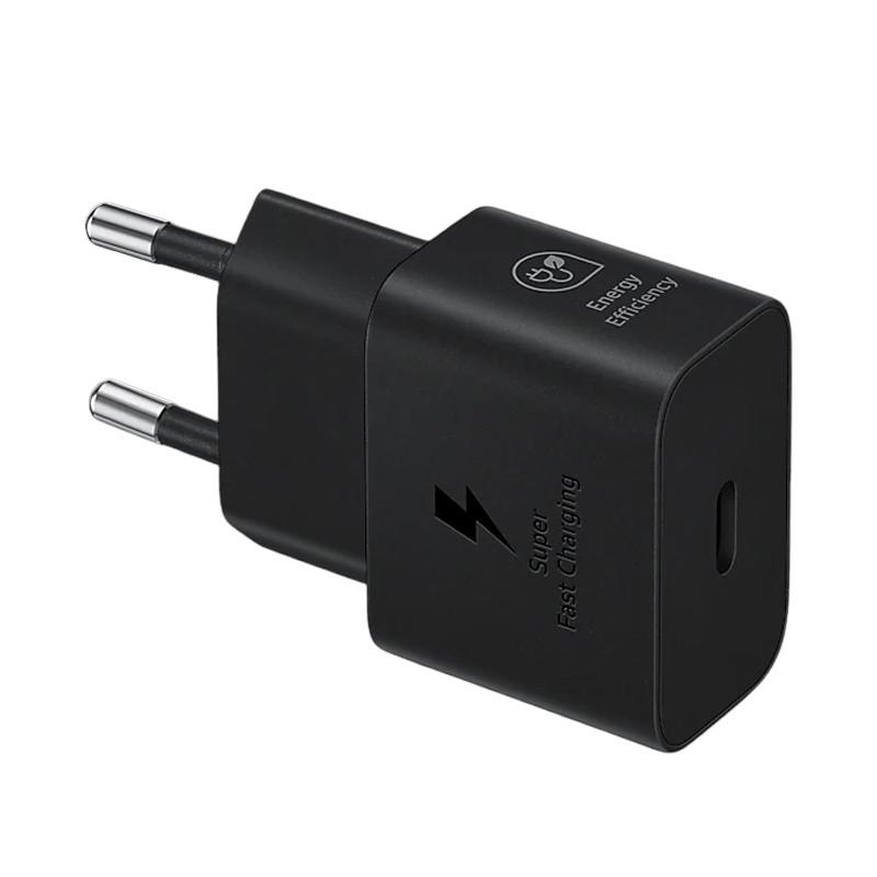 Cargador Samsung de carga rápida USB-C negro, compacto, con puerto USB-C único y clavija europea, acabado mate y logotipo Super Fast Charging en el lateral