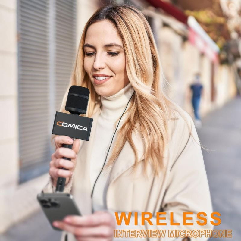 COMICA Revo S Micrófono Inalámbrico de mano para entrevistas USB-C, imagen real con una persona