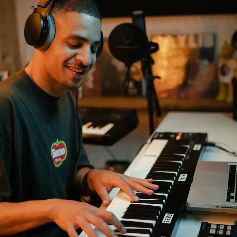 Beyerdynamic DT 700 Pro X Black Edition auriculares de estudio negros con diadema acolchada y copas cerradas, cable desmontable y diseño profesional