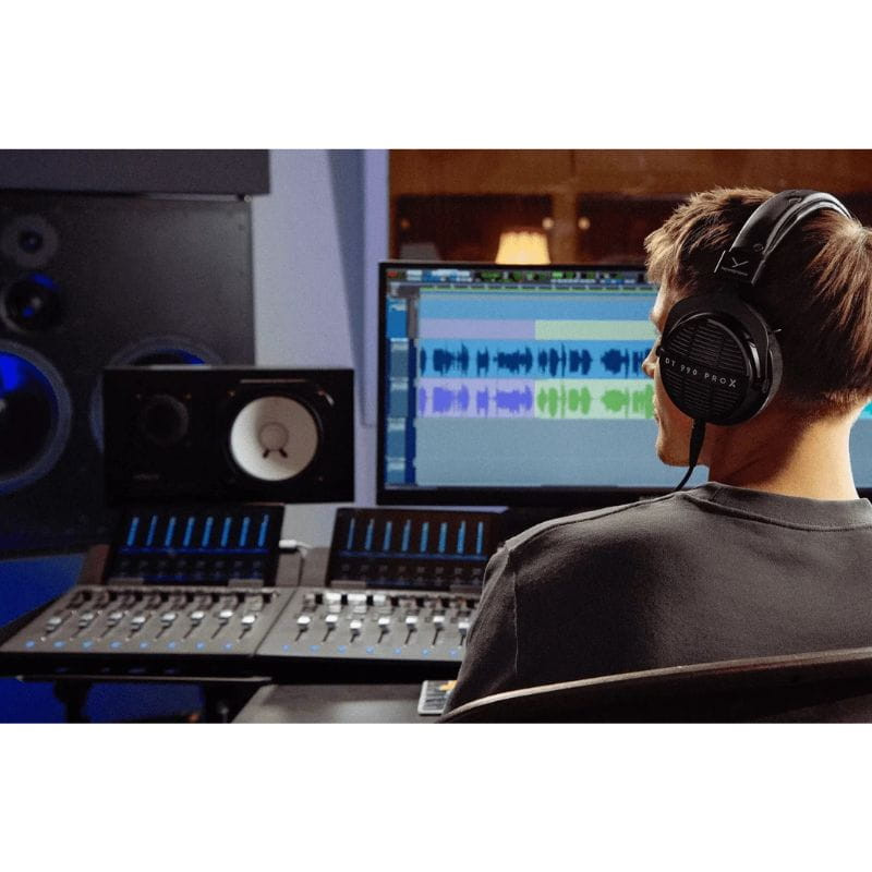 Beyerdynamic DT 990 PRO X casque studio filaire porté en mixage, oreillettes ouvertes, arceau rembourré, câble détachable, finition noire professionnelle