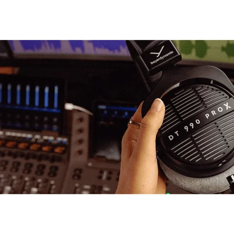 Beyerdynamic DT 990 PRO X casque studio filaire noir, coques ouvertes à grilles, coussinets velours gris, arceau rembourré, câble détachable, tenue main en