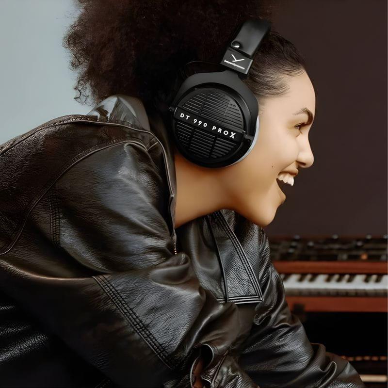 Beyerdynamic DT 990 PRO X casque studio filaire noir, coques ouvertes avec grilles, arceau rembourré, coussinets larges, design robuste et élégant