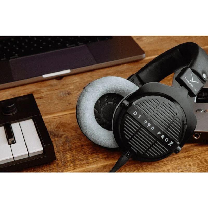 Beyerdynamic DT 990 PRO X casque studio filaire noir, oreillettes velours gris, arceau rembourré, coques ouvertes striées avec marquage DT 990 PRO X