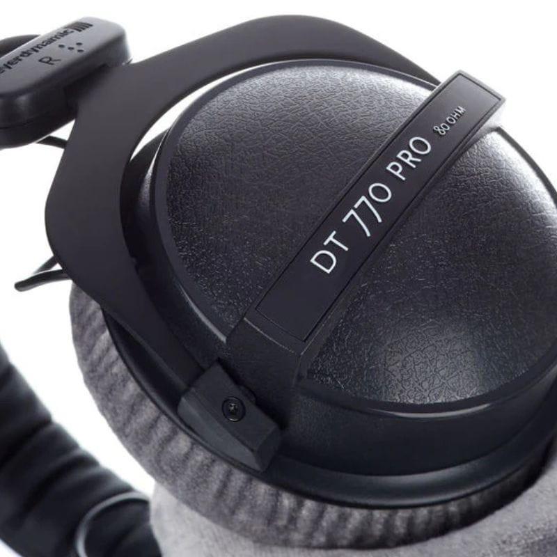 Beyerdynamic DT 770 Pro 80 Ω avec arceau noir robuste, coque texturée et coussinet gris doux, câble spiralé visible, design studio fermé élégant