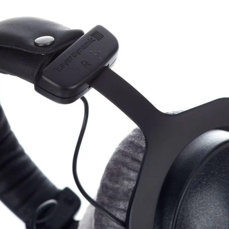 Beyerdynamic DT 770 Pro 80 Ω, arceau cuir rembourré, oreillettes velours gris, coque noire robuste, câblage filaire, marquage R visible