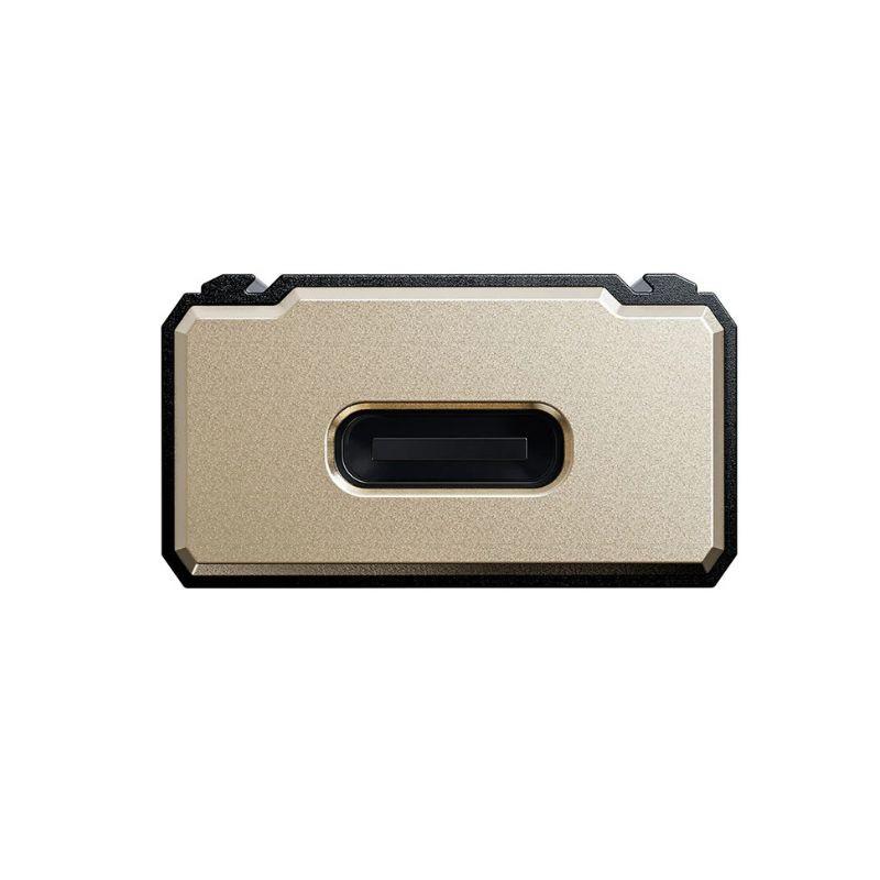 FiiO KA5 - Amplificador/DAC portátil negro con pantalla, cuerpo metálico, puertos 3.5/4.4 mm dorados y diseño hexagonal lateral elegante.