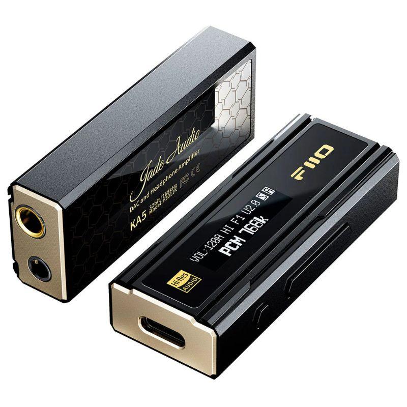 FiiO KA5 - Amplificador/DAC portátil negro con pantalla OLED, cuerpo metálico negro y borde dorado, puerto USB-C lateral y certificación Hi-Res Audio.