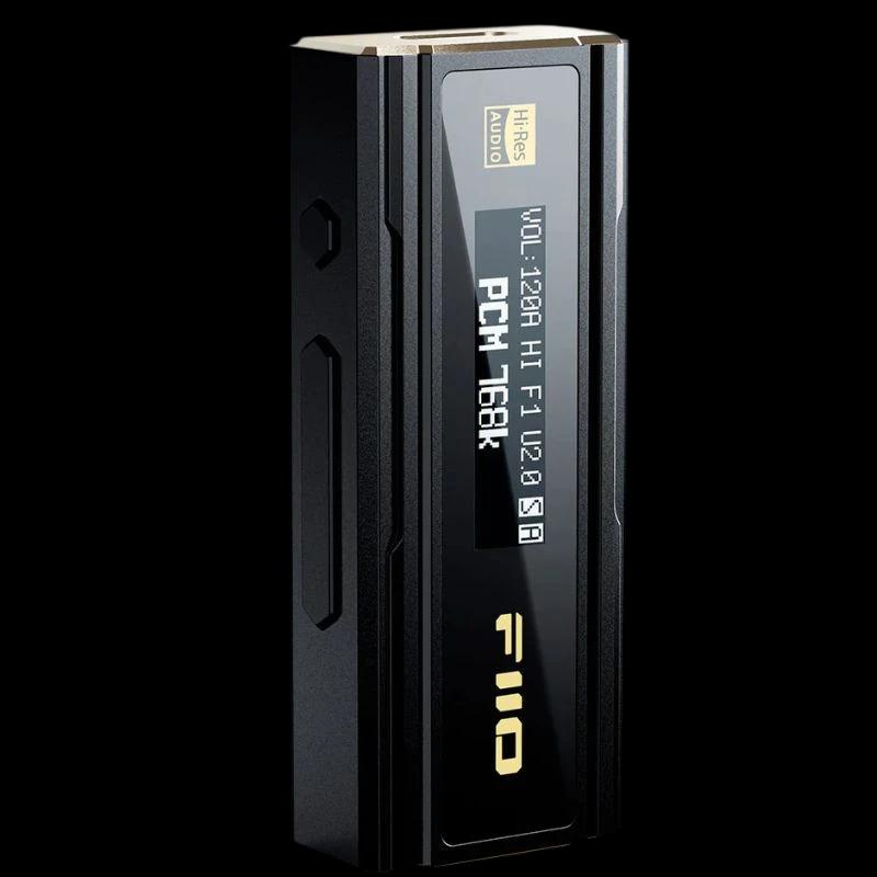 FiiO KA5 - Amplificador/DAC portátil negro con pantalla OLED lateral, cuerpo metálico angular, logotipo dorado y diseño compacto para audio Hi-Res.