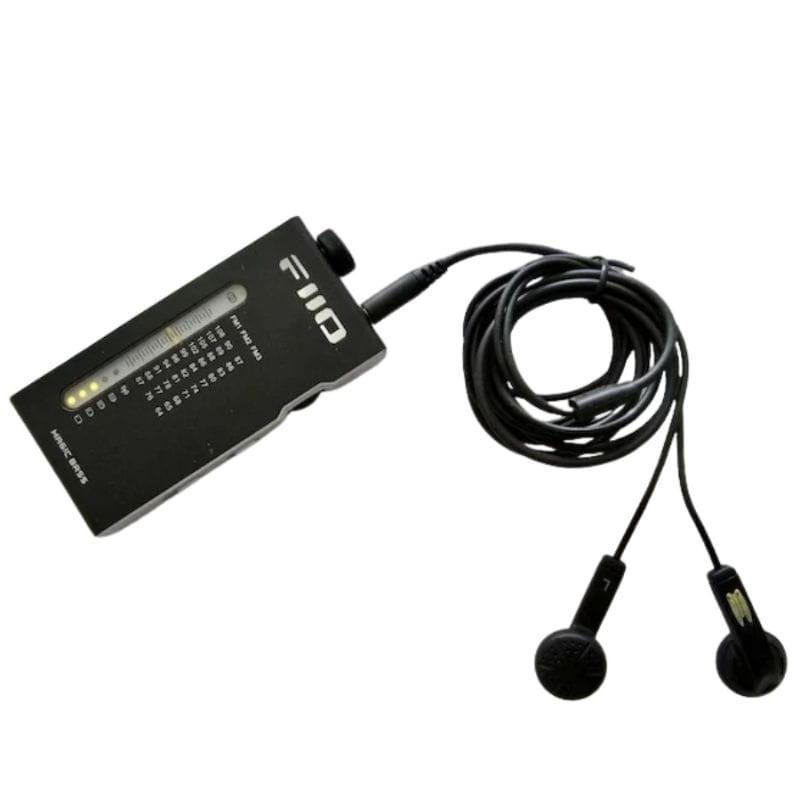 FiiO RR11 Noir: mini radio stéréo portable avec molette, échelle de fréquences FM/AM et écouteurs filaires noirs compacts. Design sobre et léger.