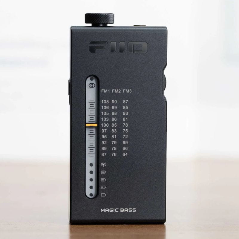 Radio portable FiiO RR11 Noir: boîtier noir mat, molette supérieure, échelle FM verticale, repères FM1–FM3, indicateur jaune, marquage “MAGIC BASS”.