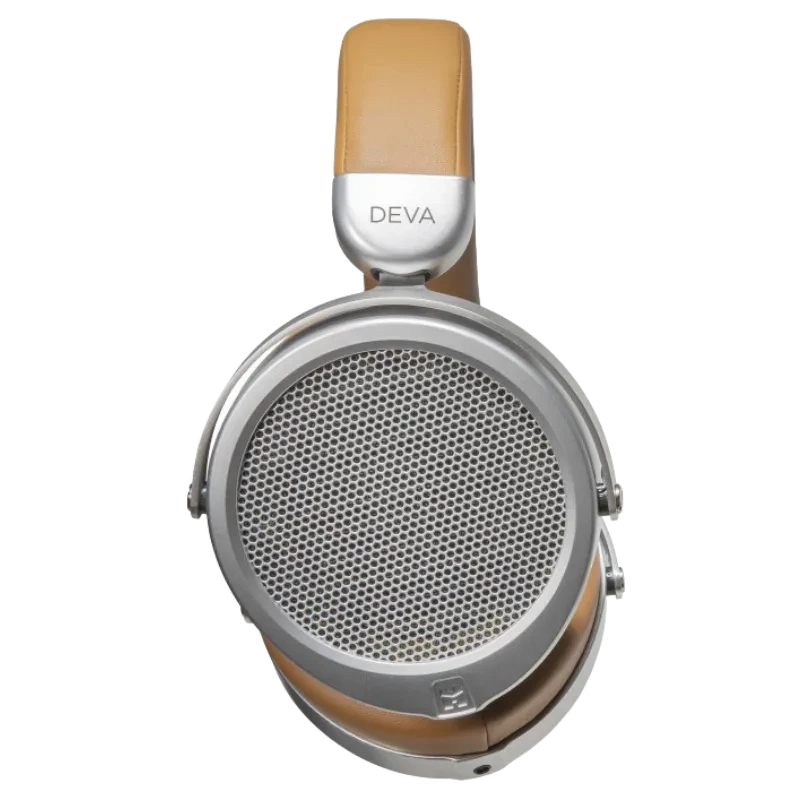 Hifiman Deva auricular magneto-planar con copa plateada abierta de rejilla fina y diadema acolchada color camel; diseño de estudio con cable desmontable