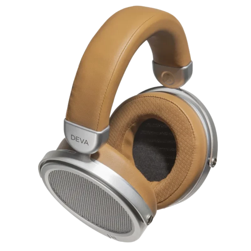 Auriculares Hifiman Deva con diadema acolchada color camel, copas grandes plateadas y rejillas metálicas; diseño circumaural y almohadillas textiles gruesas