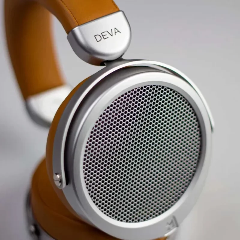Hifiman Deva auriculares de estudio con copa circular plateada, rejilla metálica fina y diadema acolchada en cuero color camel, diseño elegante y moderno