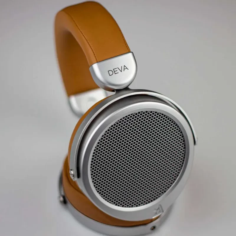 Hifiman Deva auriculares magneto-planares con copa plateada abierta, rejilla metálica circular y diadema acolchada en cuero marrón con detalles plateados
