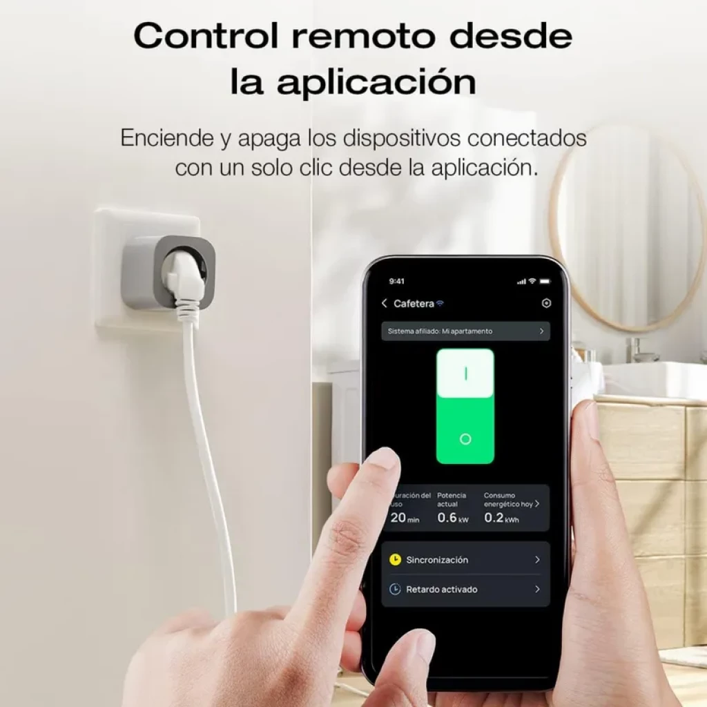 Tomada inteligente EcoFlow Smart Plug ligada à parede, com cabo conectado. App móvel mostra botão ligar e dados de consumo, permitindo controlo remoto