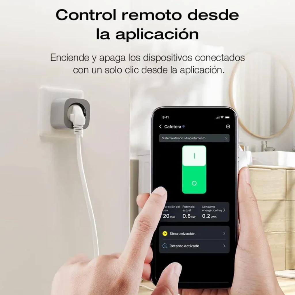 Tomada inteligente EcoFlow Smart Plug ligada à parede, com cabo conectado. App móvel mostra botão ligar e dados de consumo, permitindo controlo remoto
