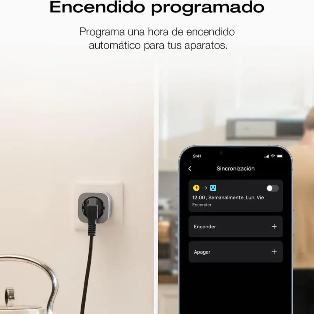 EcoFlow Smart Plug – tomada inteligente com agendamento; plugue na parede com cabo ligado e app no smartphone mostrando horários de ligar e desligar