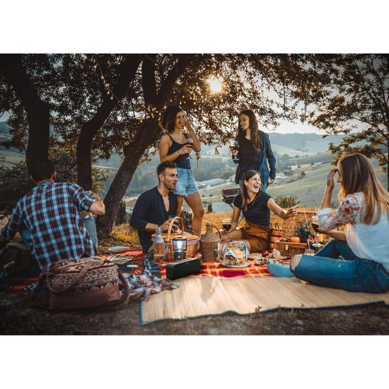 Klipsch Groove XL - Coluna Bluetooth, utilizada numa festa ao ar livre