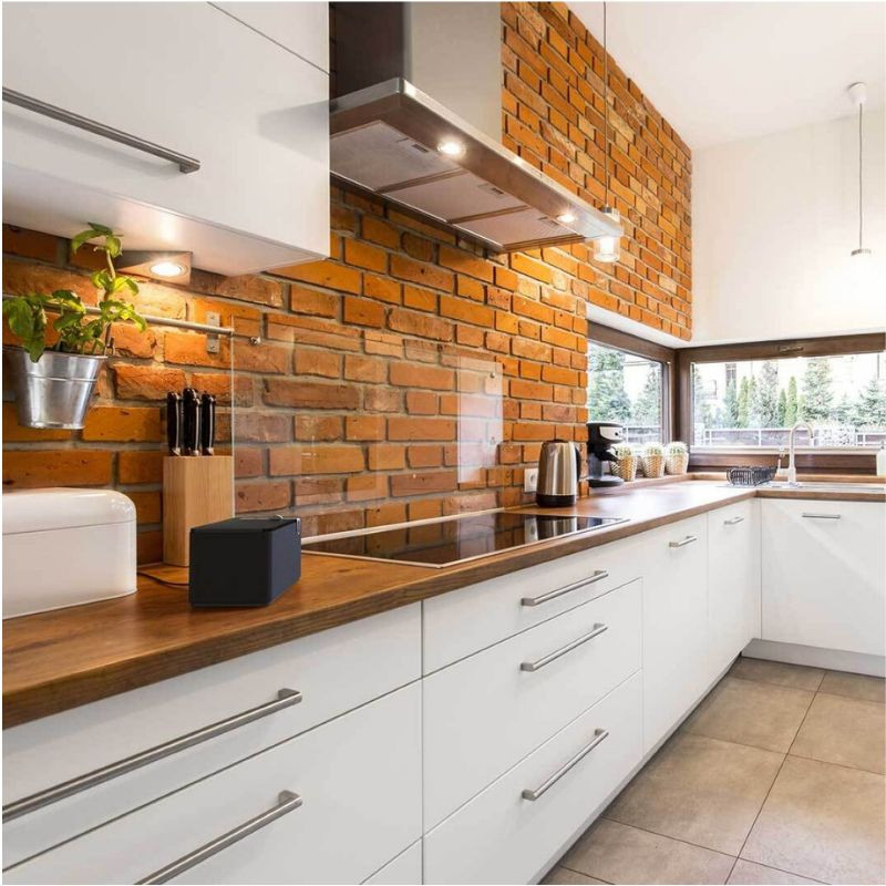 Klipsch The One Plus Nogal - Coluna de mesa imagem real sobre bancada de cozinha