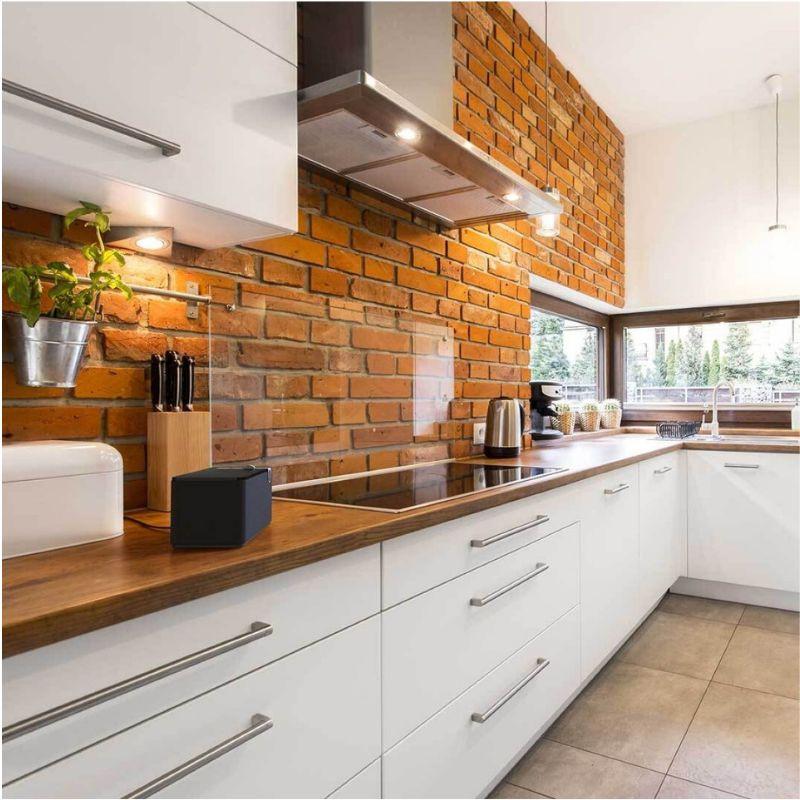 Klipsch The One Plus Nogal - Coluna de mesa imagem real sobre bancada de cozinha