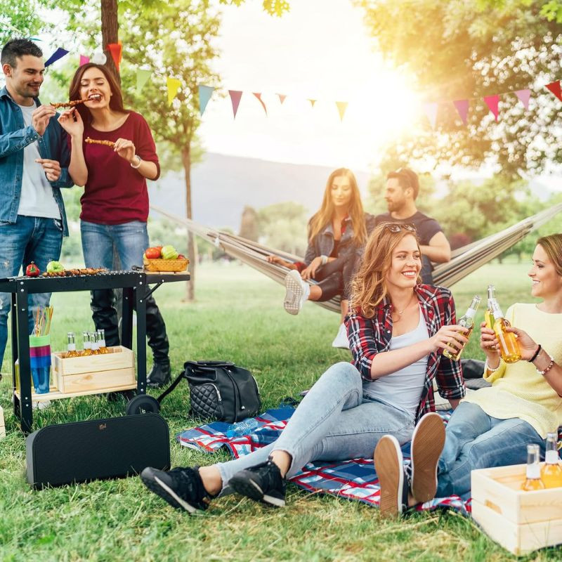 Klipsch Groove XXL - Altavoz Bluetooth sobre cesped, en una fiesta al aire libre