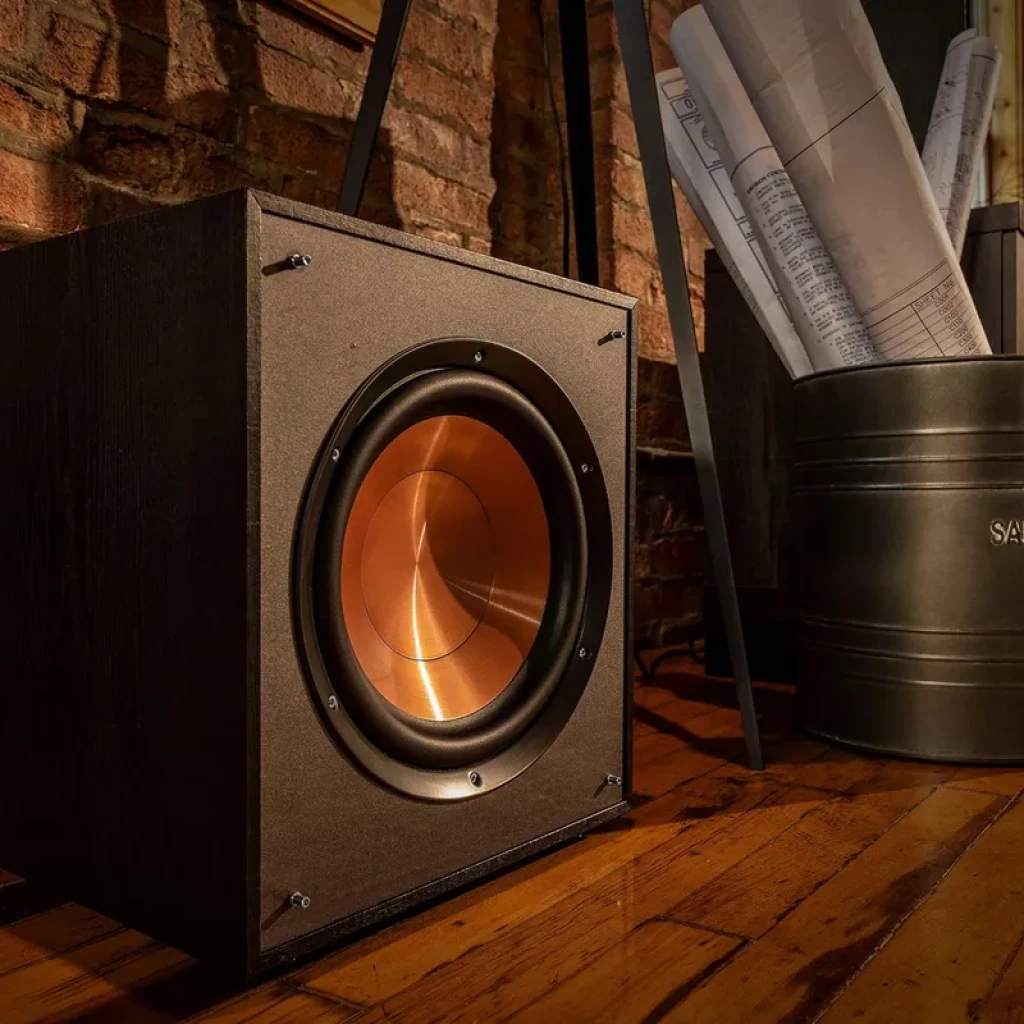 Klipsch R-120SW subwoofer com driver IMG cobre de 12 pol, gabinete preto texturizado, acabamento premium e parafusos visíveis, design robusto de 200W