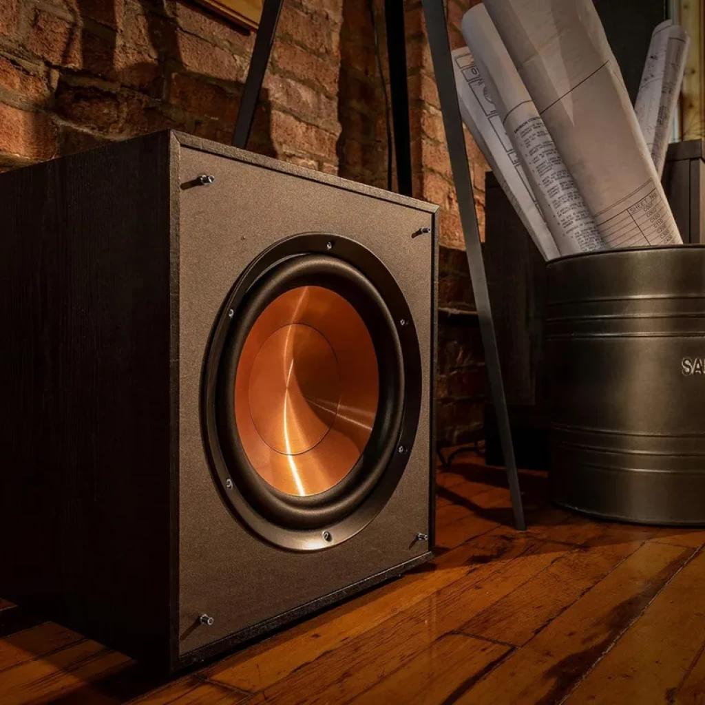 Klipsch R-120SW subwoofer com driver IMG cobre de 12 pol, gabinete preto texturizado, acabamento premium e parafusos visíveis, design robusto de 200W