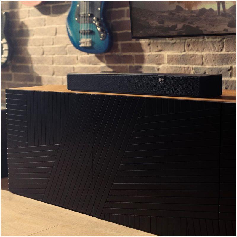 Klipsch Flexus Core 100 - Barra de som imagem real sobre mesa de estudo