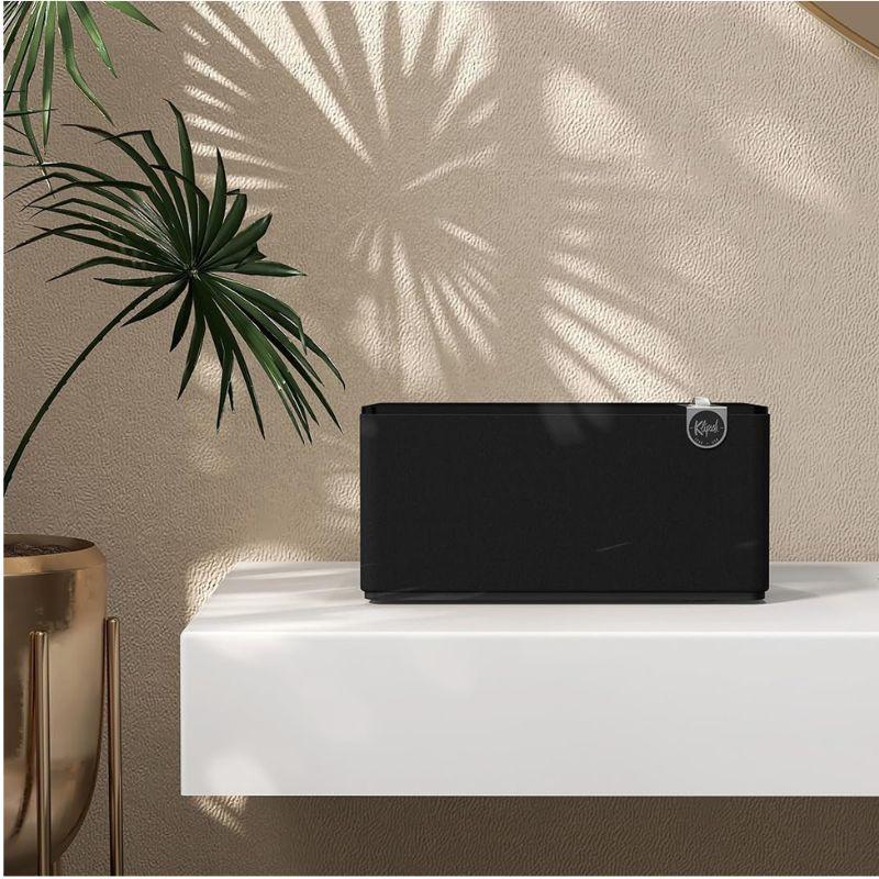 Klipsch The Tree Plus Preto - Coluna de mesa, imagem real numa prateleira da sala de estar