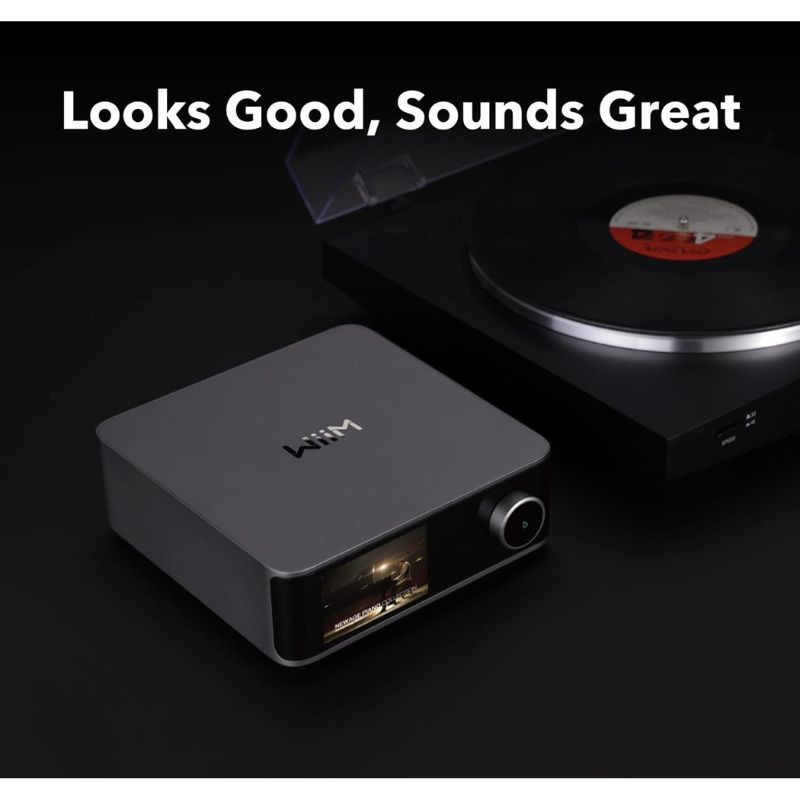 WiiM Ultra - Preamplificador de sonido Gris oscuro junto a reproductor de vinilo