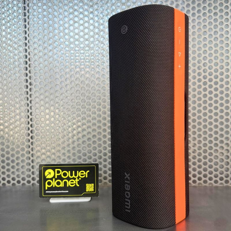 Xiaomi Sound Party altavoz portátil negro con panel lateral naranja, rejilla textil, botones de volumen y reproducción, diseño vertical moderno y compacto