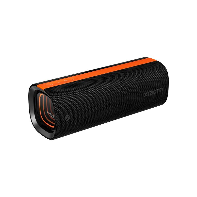 Altavoz bluetooth Xiaomi Sound Party 50W, cilíndrico negro con detalles naranjas, rejilla metálica, botones superiores, resistente IP67 y asa lateral, 26 h