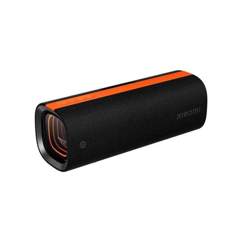 Altavoz bluetooth Xiaomi Sound Party 50W, cilíndrico negro con detalles naranjas, rejilla metálica, botones superiores, resistente IP67 y asa lateral, 26 h