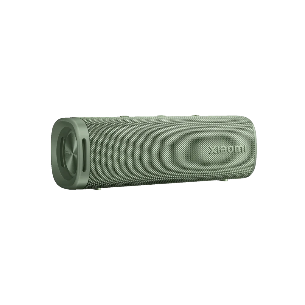 Xiaomi Sound Outdoor 30W Verde, altavoz Bluetooth cilíndrico con rejilla metálica verde, botones superiores y radiador pasivo lateral circular