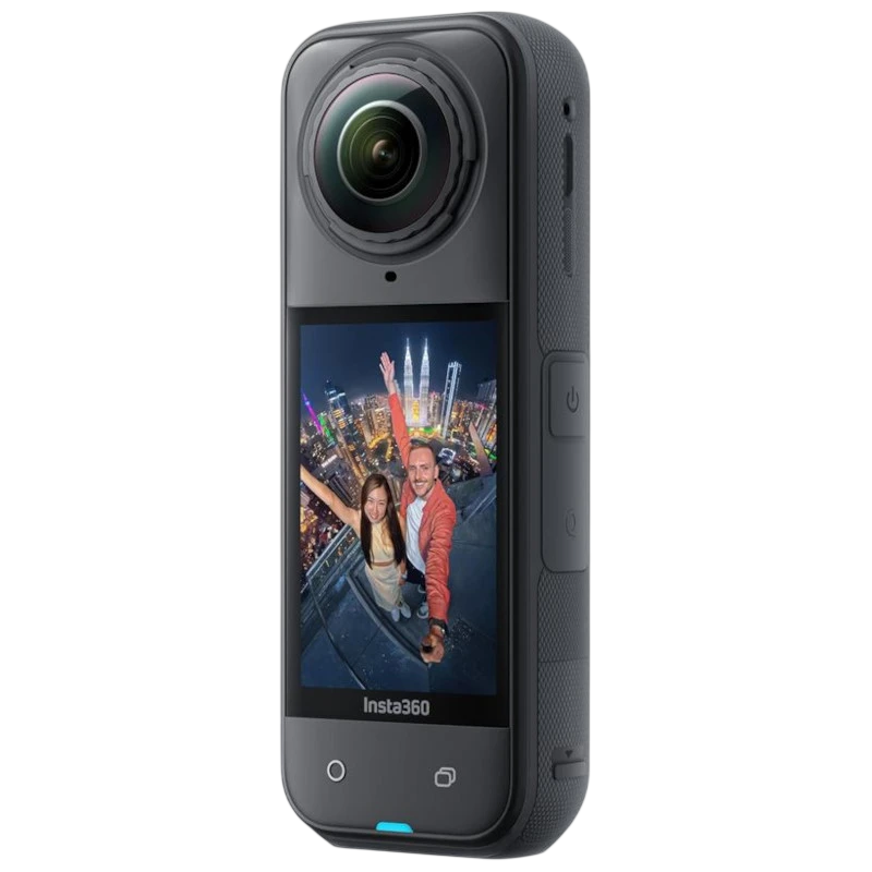 Cámara 360 Insta360 X5 Negro Medianoche con lente dual prominente, pantalla táctil frontal con selfie urbano, cuerpo compacto y botones laterales.