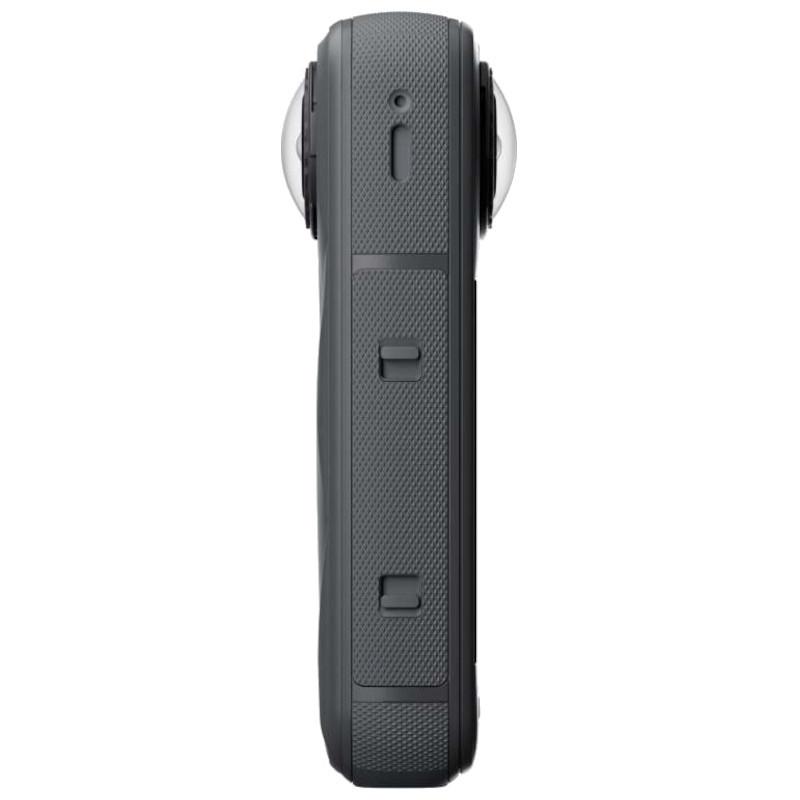 Insta360 X5 Negro Medianoche, vista lateral: cuerpo compacto y texturizado, dos lentes ojo de pez salientes, botones alineados y puerto lateral discreto.