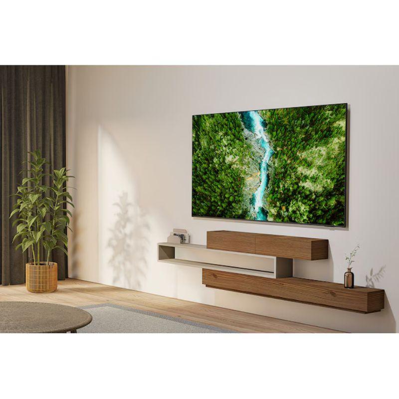 Samsung UE65U8072FU 65" 4K Ultra HD Smart TV Preto, imagem real pendurada na parede de uma sala