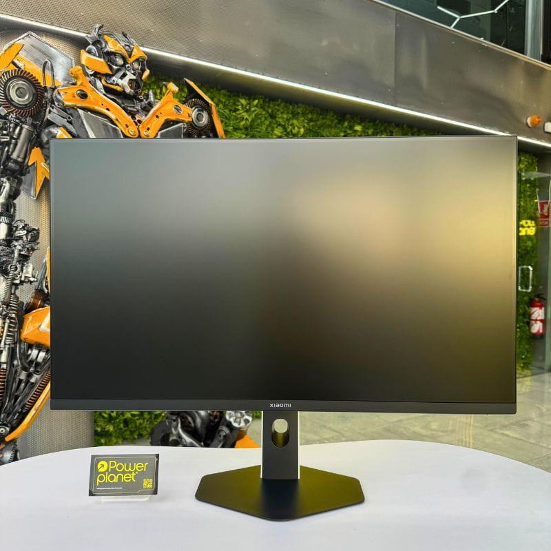 Monitor gaming Xiaomi G24i 23,8 con panel IPS mate, marcos finos y base robusta ajustable; diseño minimalista ideal para setups modernos.