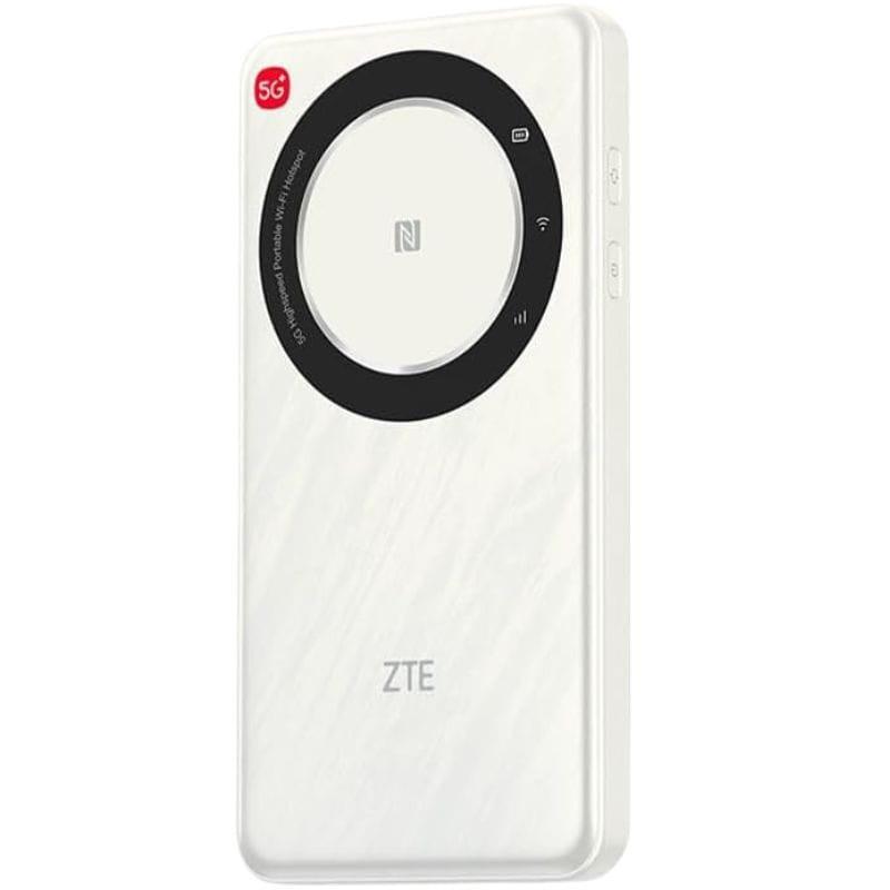 ZTE U30 Air 5G router portátil blanco con NFC, indicador LED y diseño compacto; Wi-Fi de doble banda y botones laterales visibles en el cuerpo mate