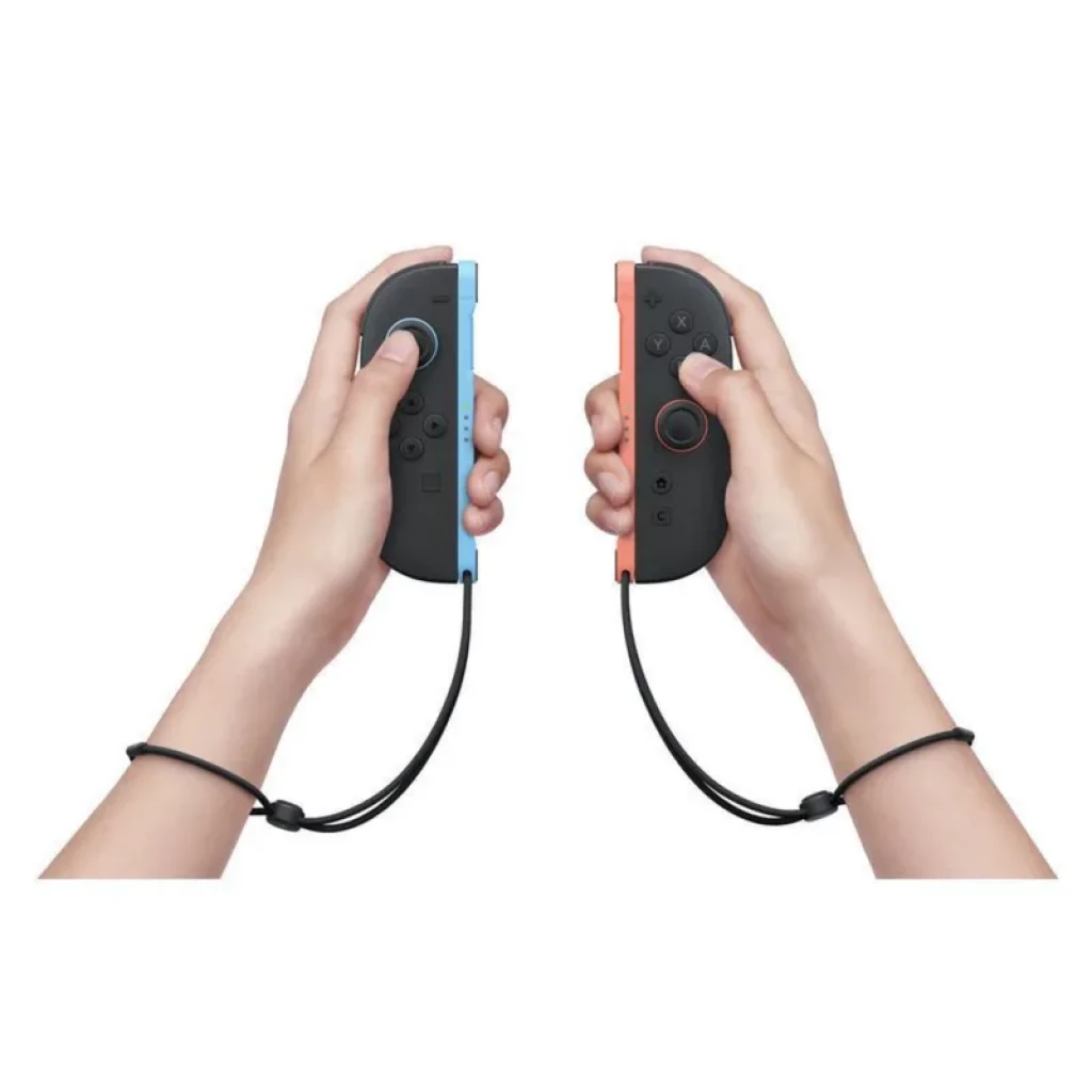 Joy-Con azul y rojo con correas de muñeca, sostenidos en manos, botones y sticks visibles para Nintendo Switch 2 + Mario Kart World + Street Fighter 6