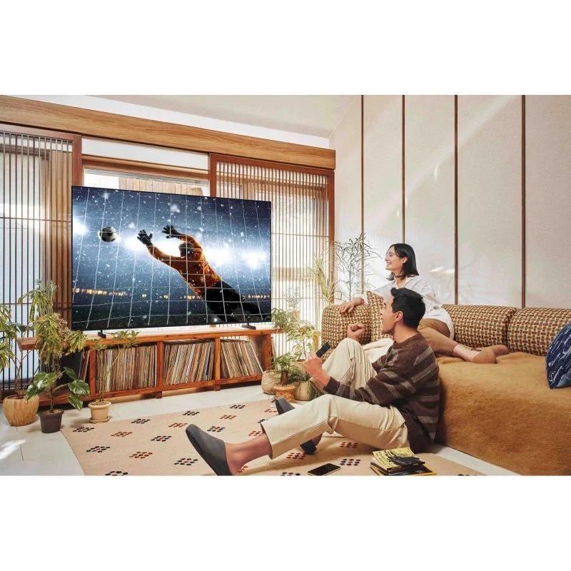 Samsung TU85U7025FK 85" 4K Ultra HD LED Smart TV Preto, imagem real na sala de estar de uma casa
