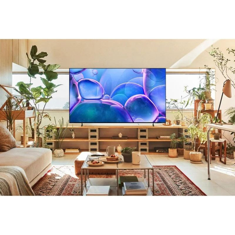 Samsung TU85U7025FK 85" 4K Ultra HD LED Smart TV Preto, imagem real sobre um móvel de sala de estar